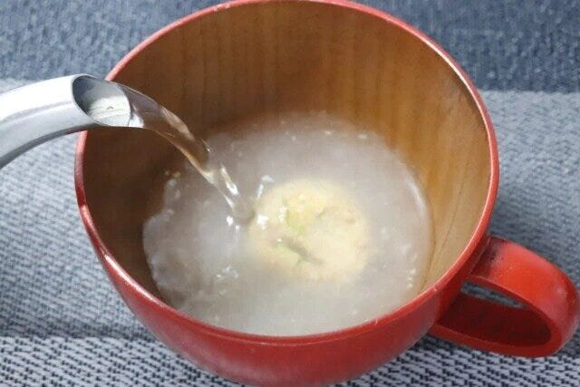 味噌にお湯を掛ける