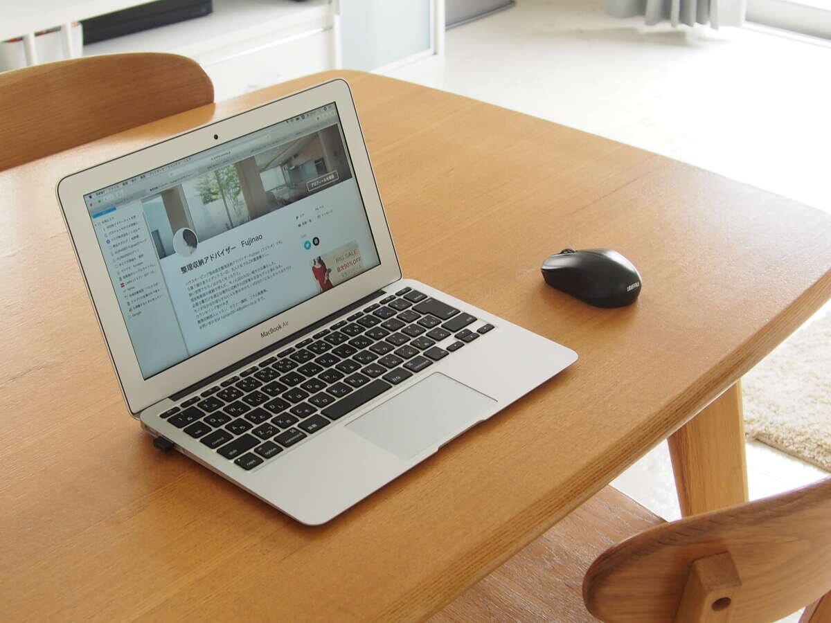 木製ダイニングテーブルの上にMacBook