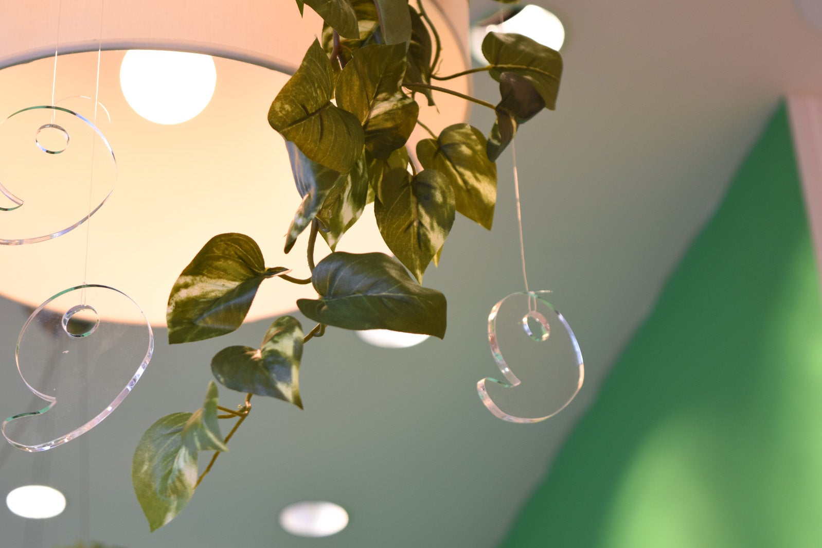 天井から吊り下がるクリスタルのまがたまも