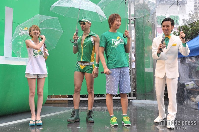 雷雨の中行われた「スプライト2013夏 PRイベント」
