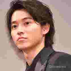 山崎賢人 圧倒的な横顔ショットに 需要しかない 見惚れる の声 モデルプレス