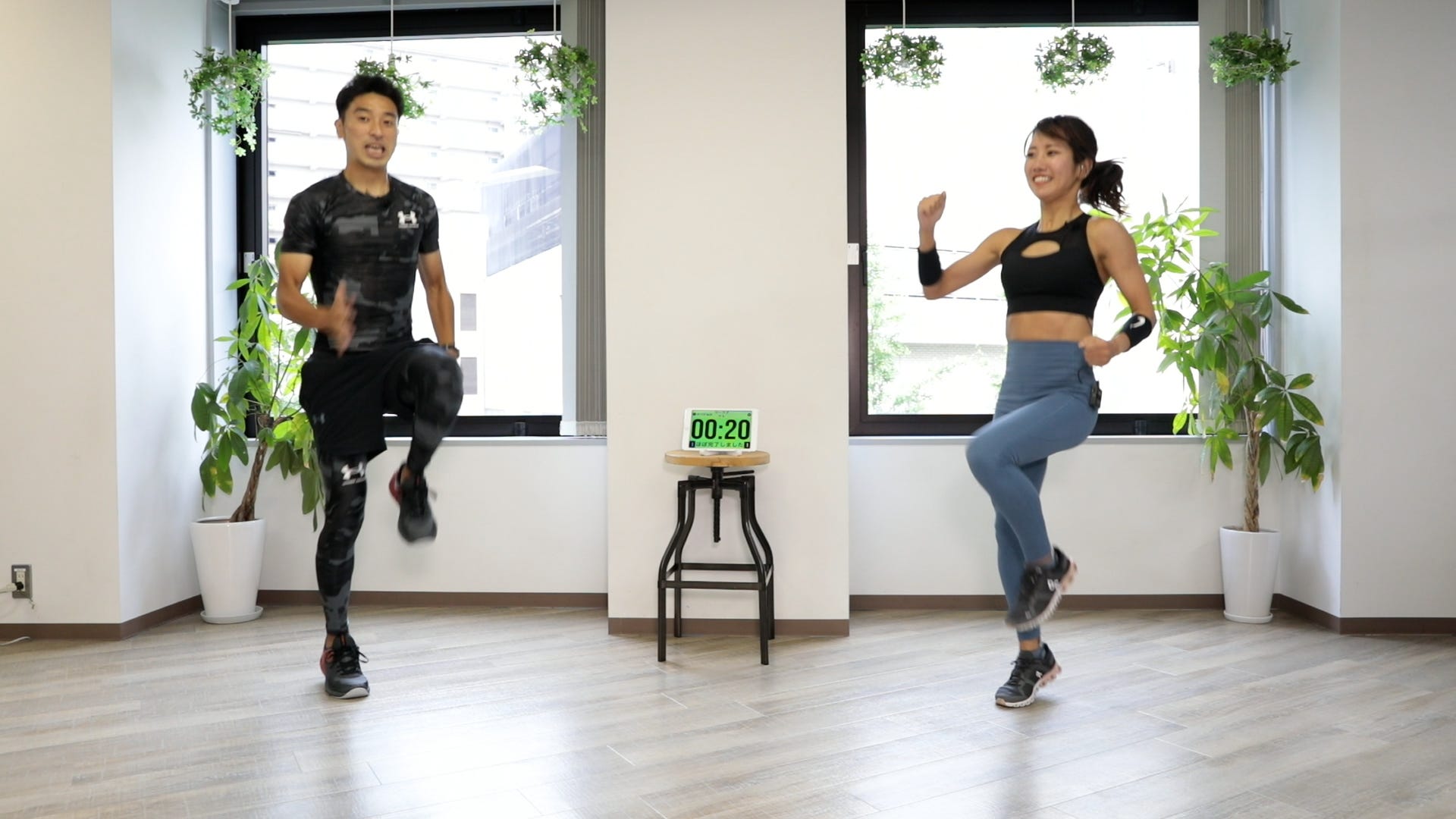 右左交互にふとももを持ち上げる