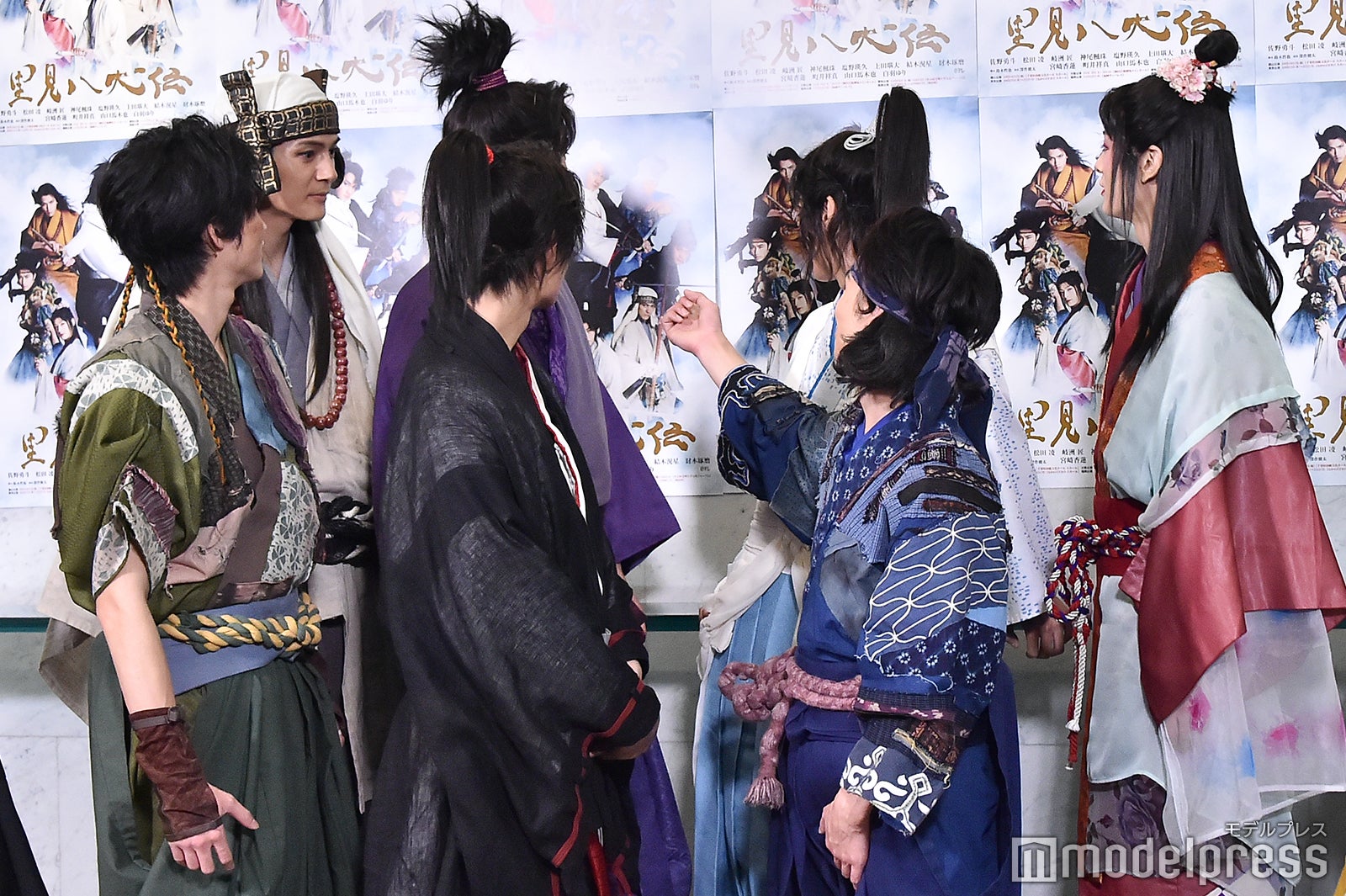 空き時間にポスターの写真について語り合う八犬士たち （C）モデルプレス