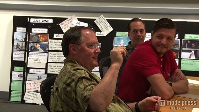 スタッフと打ち合わせを行うラセター氏