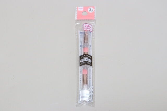 ダイソーのメイクアップブラシのパッケージ