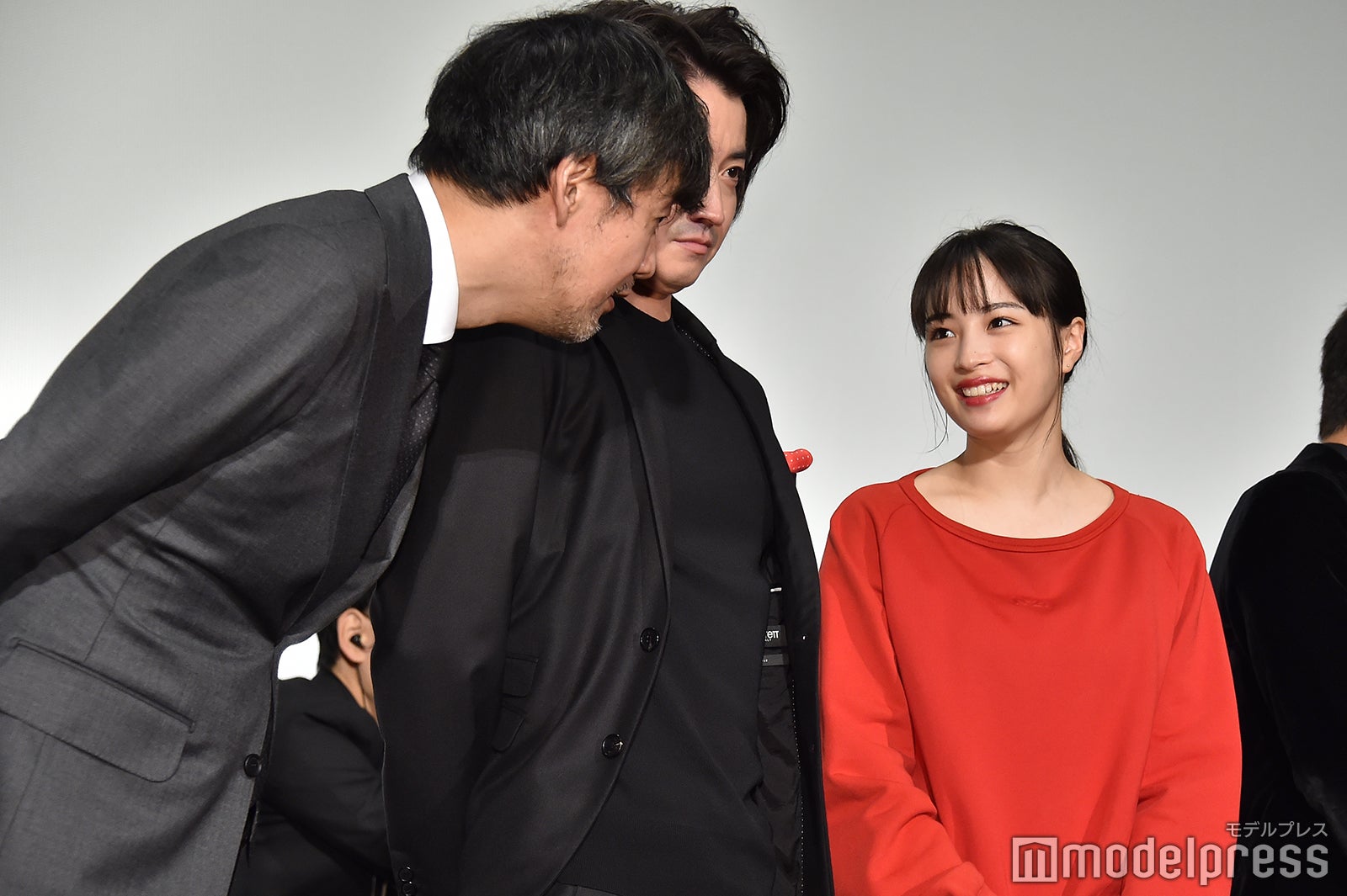 広瀬すず（右）に4年前の出来事を確認する山崎貴監督（左）（C）モデルプレス