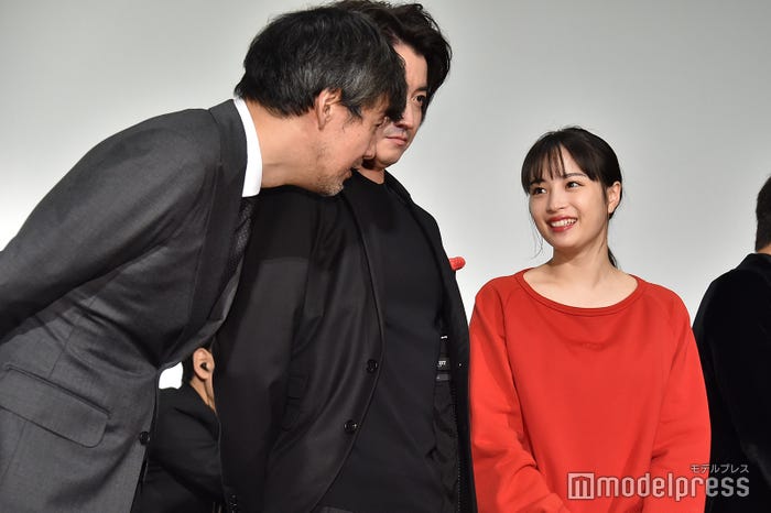 広瀬すず(右)に4年前の出来事を確認する山崎貴監督(左)(C)モデルプレス