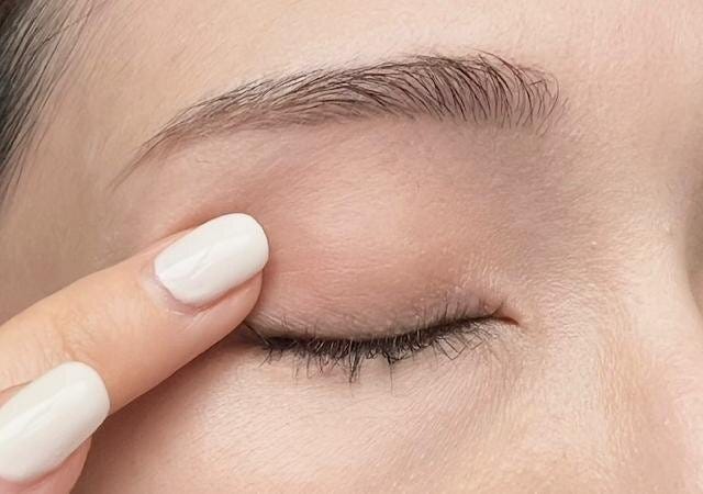 そもそもアイメイク前の、土台作りが重要！