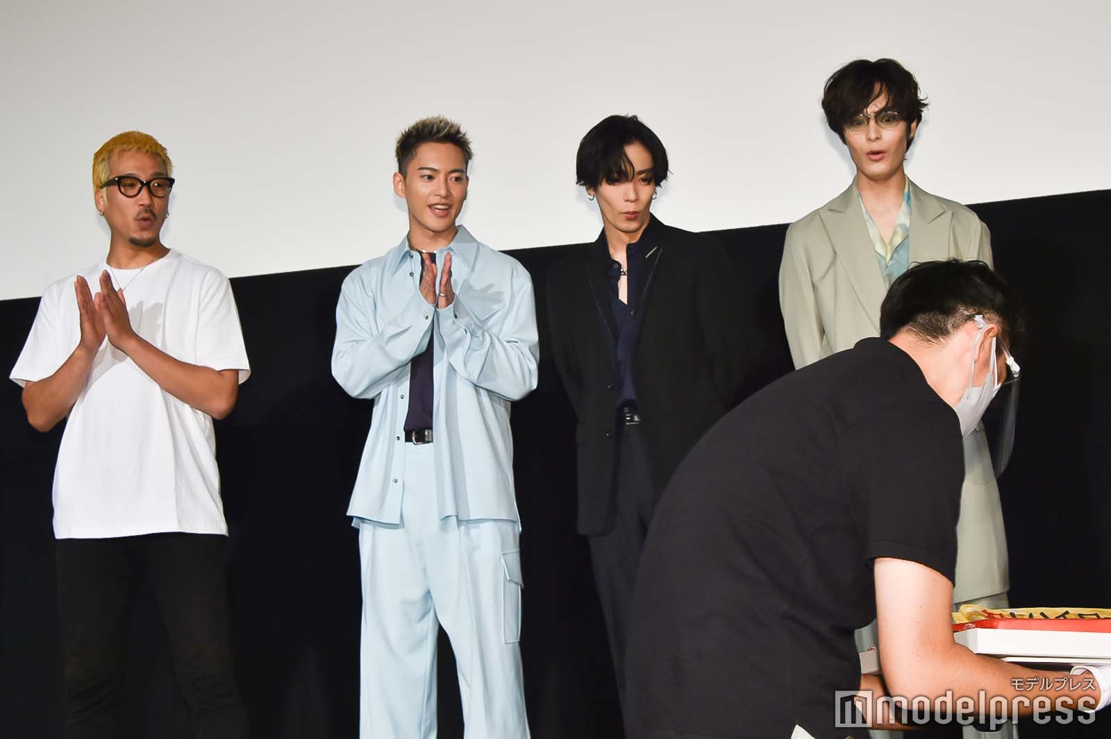 サプライズのケーキに驚くうえきやサトシ、三山凌輝、川村壱馬、塩野瑛久 （C）モデルプレス