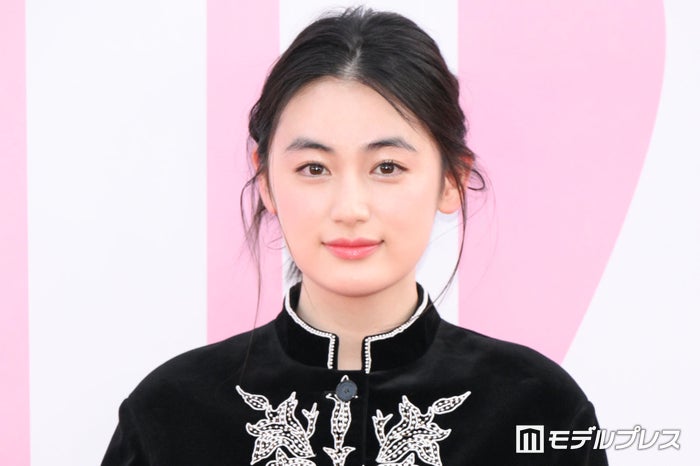 八木莉可子、シックなモノトーン衣装で色白美肌輝く 4月に大学卒業【ミス ディオール展覧会 ある⼥性の物語】