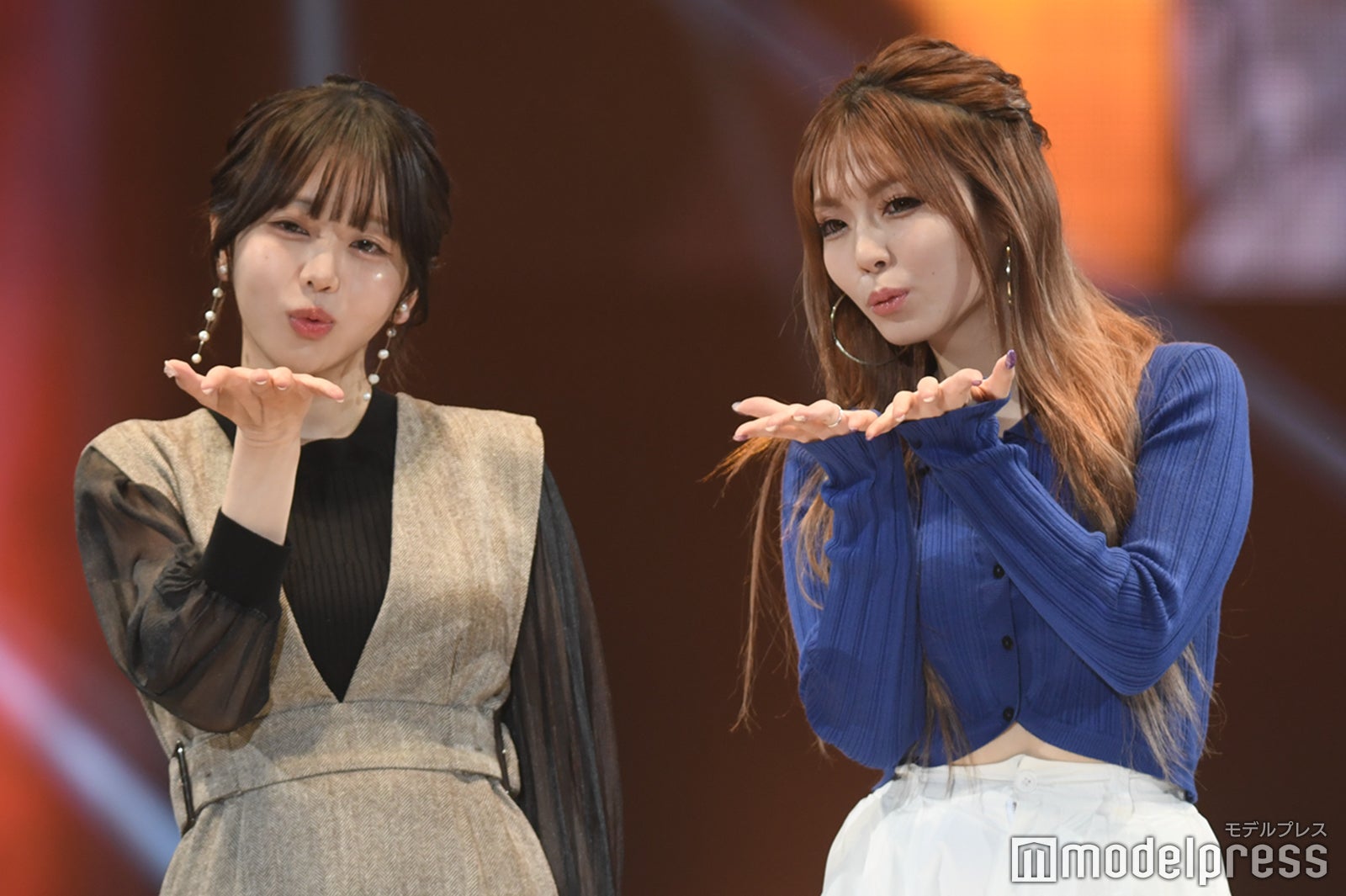 「花束オオカミ」で話題の韓国人インフルエンサー・ちせ＆ゆいちゃみ、息ぴったりハートポーズ披露【札幌コレクション2024SS】