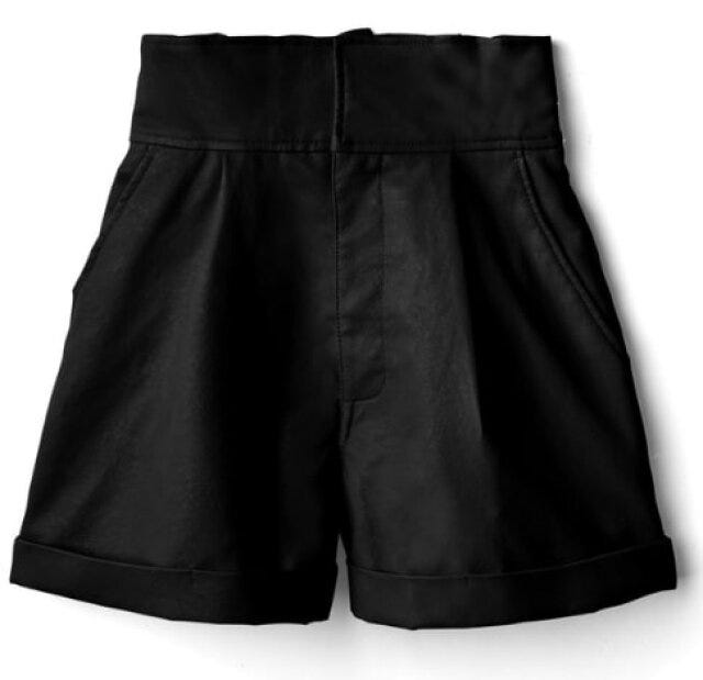 GRL　モノトーン　今っぽ脚出し　スタイルアップ　asuka　イラスト　レザーショートパンツ