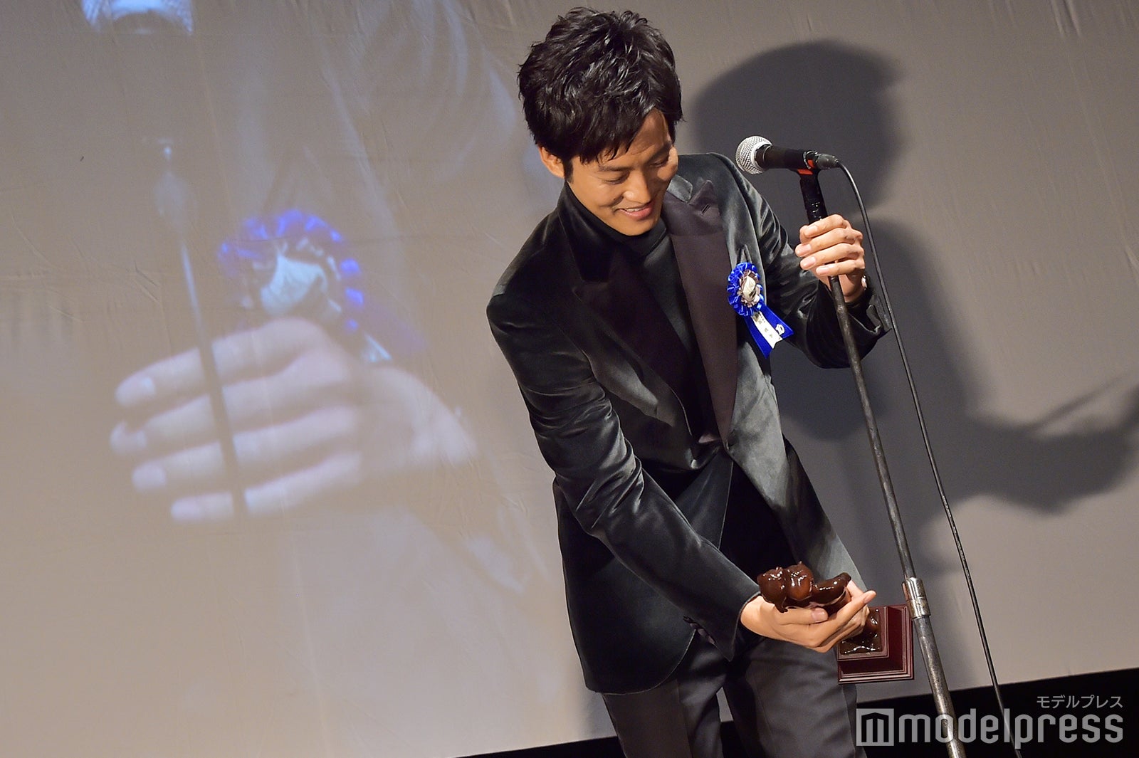 マイクが低かった松坂桃李 （C）モデルプレス