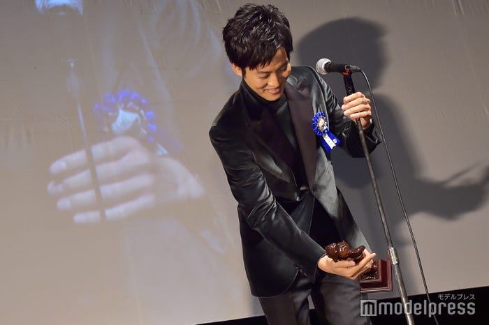マイクが低かった松坂桃李(C)モデルプレス