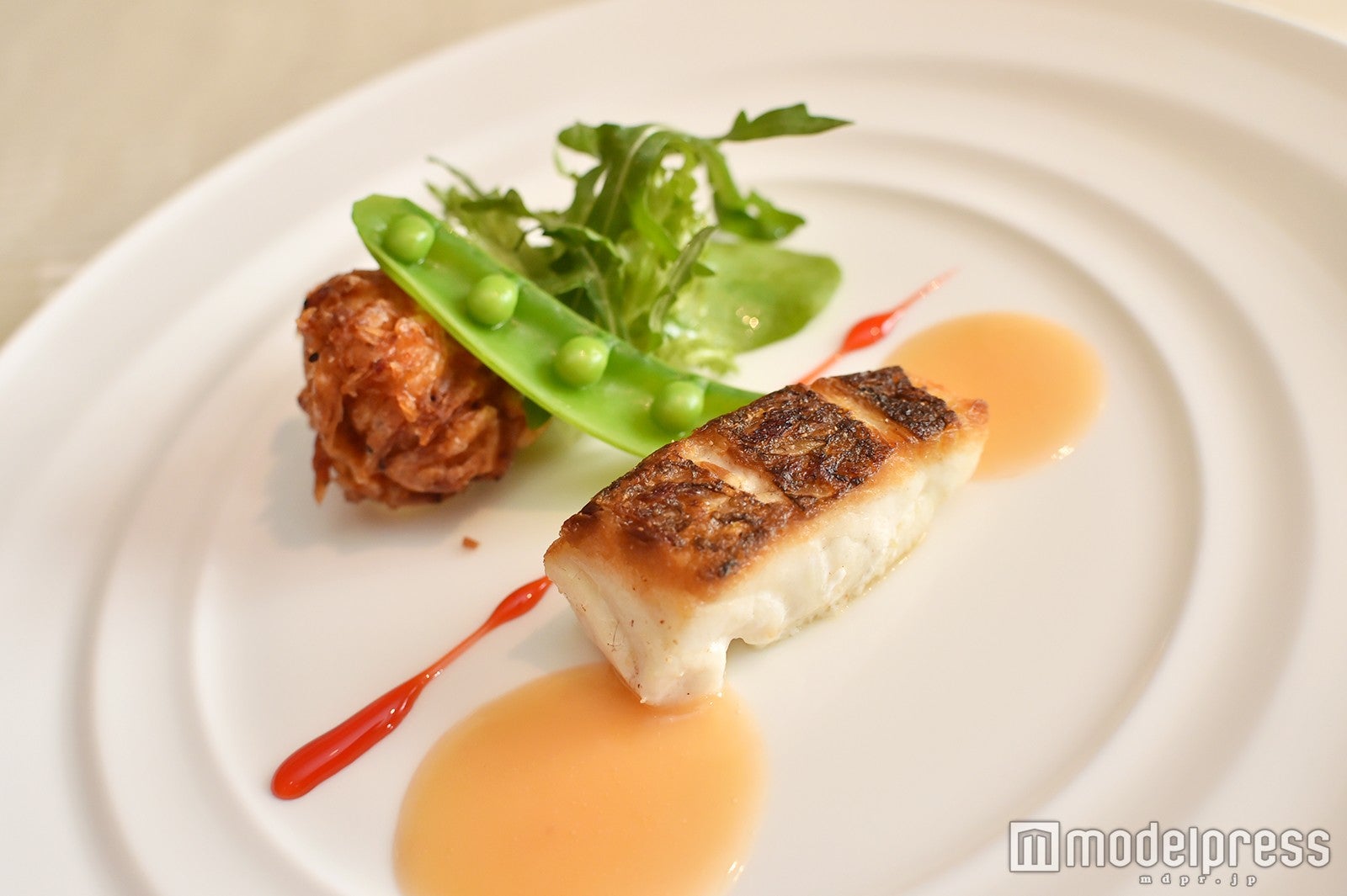 「真鯛のポワレ グレープフルーツソース　桜海老を纏ったジャガイモのクロケットと共に」／「東京ディズニーシー15周年“ザ・イヤー・オブ・ウィッシュ”」（C）モデルプレス