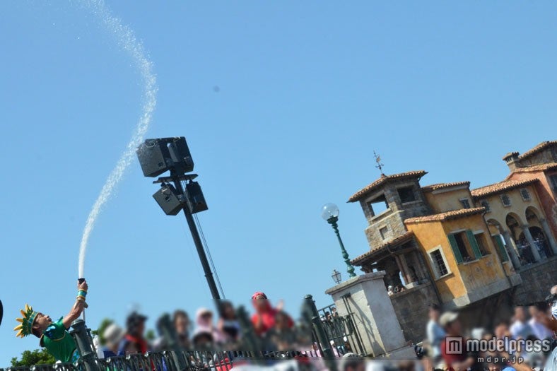 狙われたら最後。油断していると後ろからもホースで放水されびしょ濡れに（TDS／ミニーのトロピカルスプラッシュ）