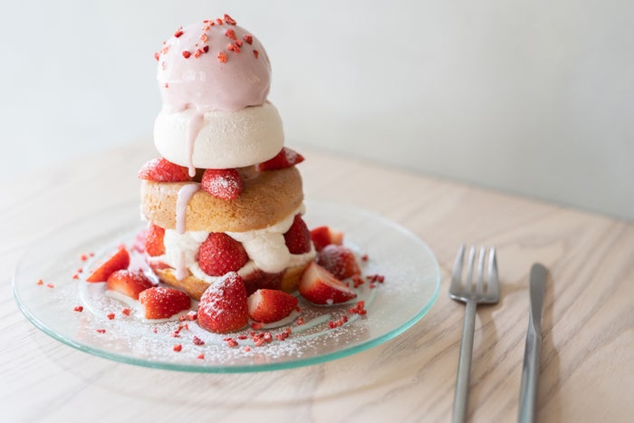 「ドーナツメルト パフェ いちごミルク」／画像提供：株式会社ストライプインターナショナル