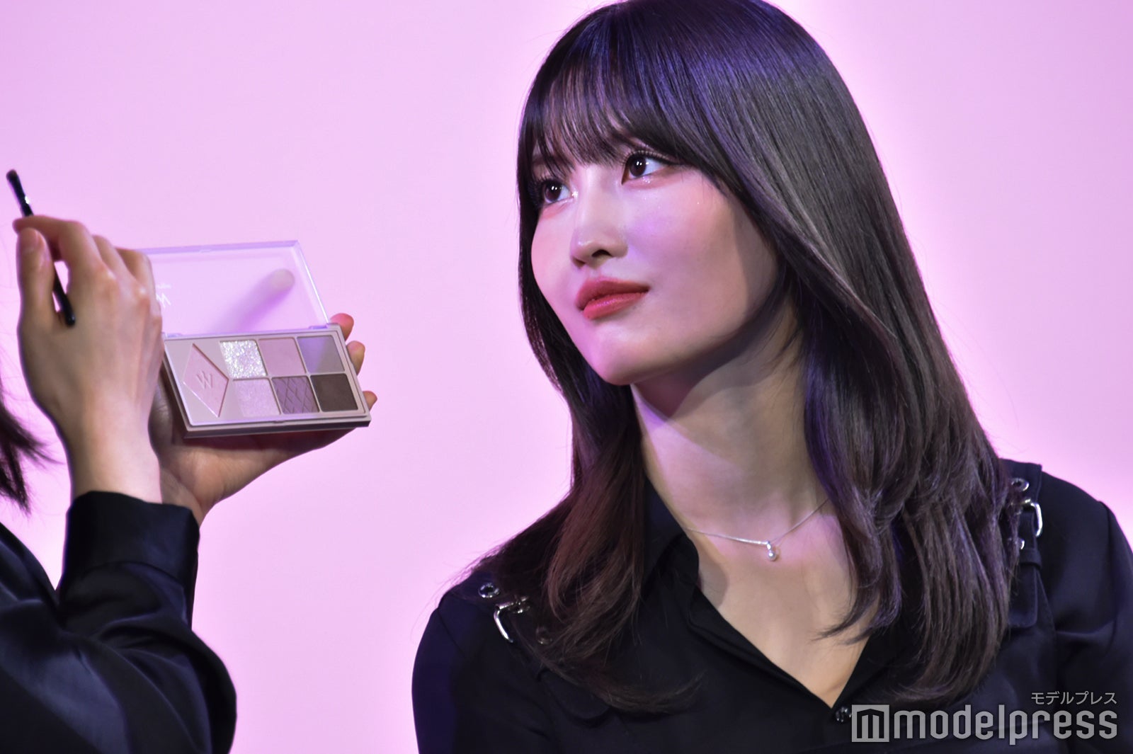 ウォン・ジョンヨ氏からメイクを受けるモモ （C）モデルプレス