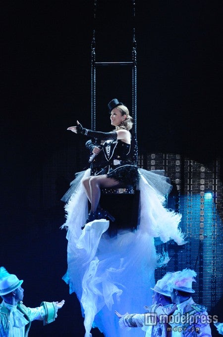 浜崎あゆみ、衣装替え11回＆20曲熱唱 “ファンと創る”15周年