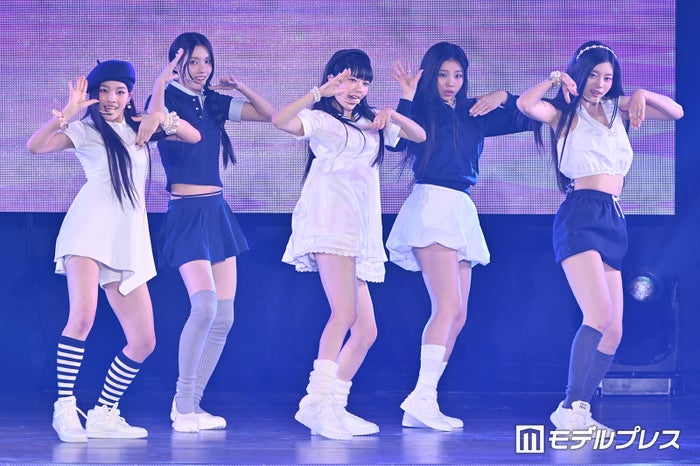 “K-POP新鋭”ILLIT（アイリット）「ガルアワ」で日本初パフォーマンス 日本出身メンバー2人が喜び【GirlsAward 2024 S／S】