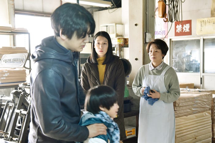 瑛太、守永伊吹、江口のりこ、田中裕子/「anone」第8話より(C)日本テレビ