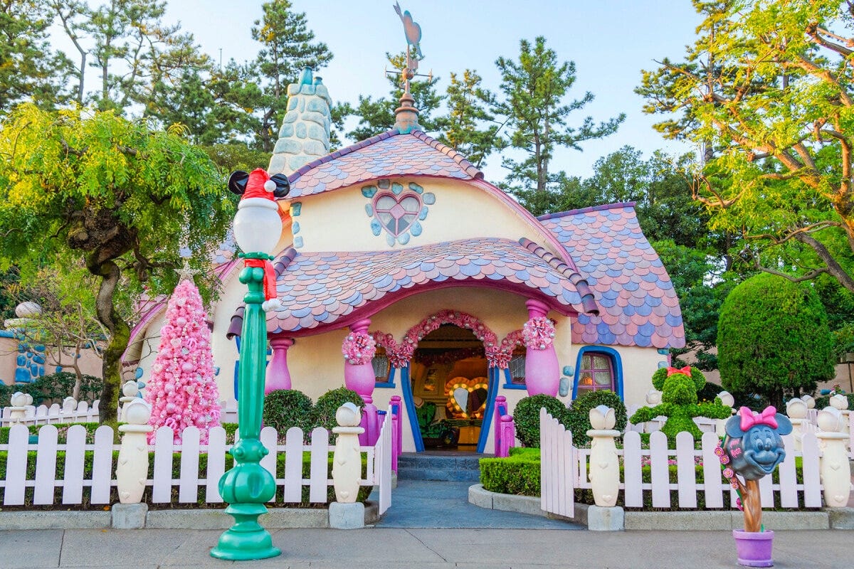 「ミニーの家」はピンクのツリーのほか、屋内にミニーマウスらしいかわいいデコレーションが見られます