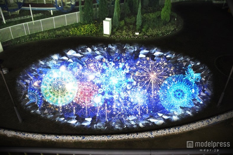 雪の結晶が輝く、日本初のプロジェクションマッピング花火大会が開催