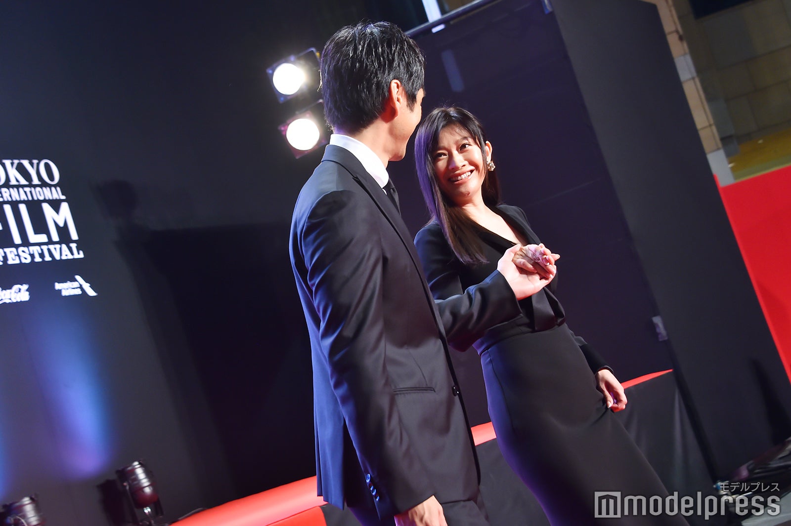 西島秀俊、篠原涼子をエスコート （C）モデルプレス