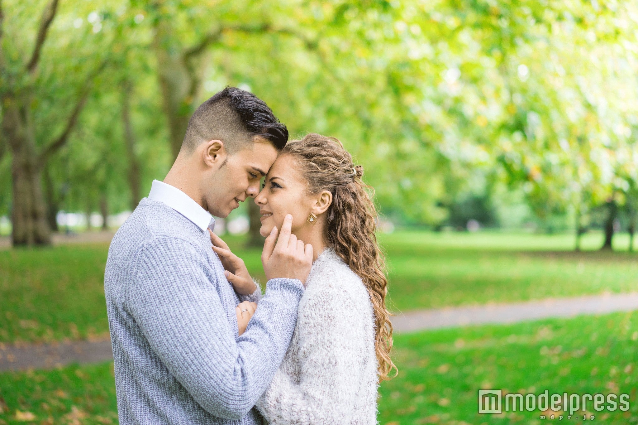 上手に隙きを見せてモテる女性に！ （photo-by-alice_photo／Fotolia）