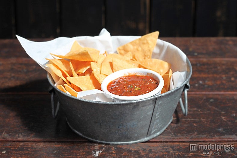 さくさくのメキシカンチップスとサルサソースがたまらないPINK TACO NACHOS（ピンクタコナチョス）＄9．95