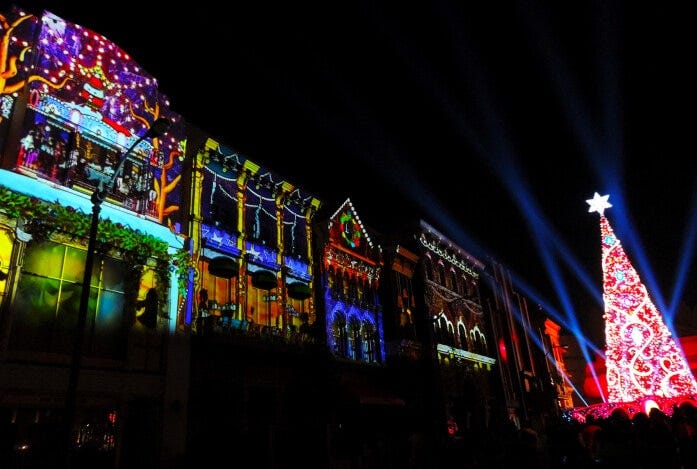 赤いツリーと、壁にはサンタ姿の雪だるまやメリーゴーラウンドなどが映っています