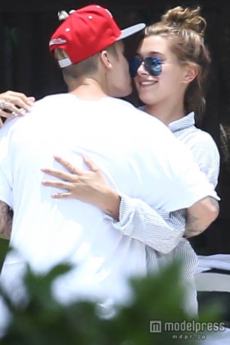 ヘイリーといちゃついているジャスティン。FameFlynet Pictures／Zeta Image