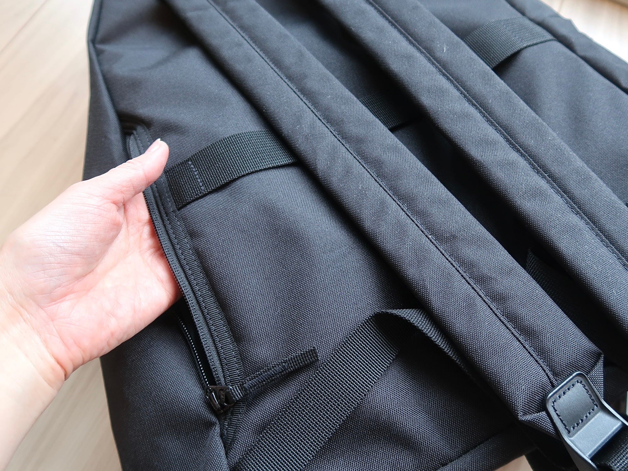 背中側にもポケットがあり、横から手が入れられます