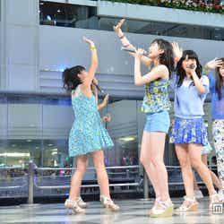 ライブパフォーマンスをするJuice=Juice