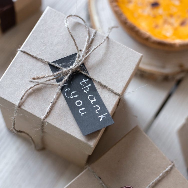 例文 退職の菓子折りと共にお礼のメッセージを 上司 同僚 後輩に送る言葉たち モデルプレス 例文 退職の菓子折りと共にお礼のメッセージを 上司 同僚 後輩に送る言葉たち モデルプレス