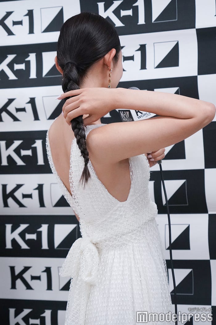 後ろを向いてヘアスタイルを見せてくれた古畑星夏 (C)モデルプレス