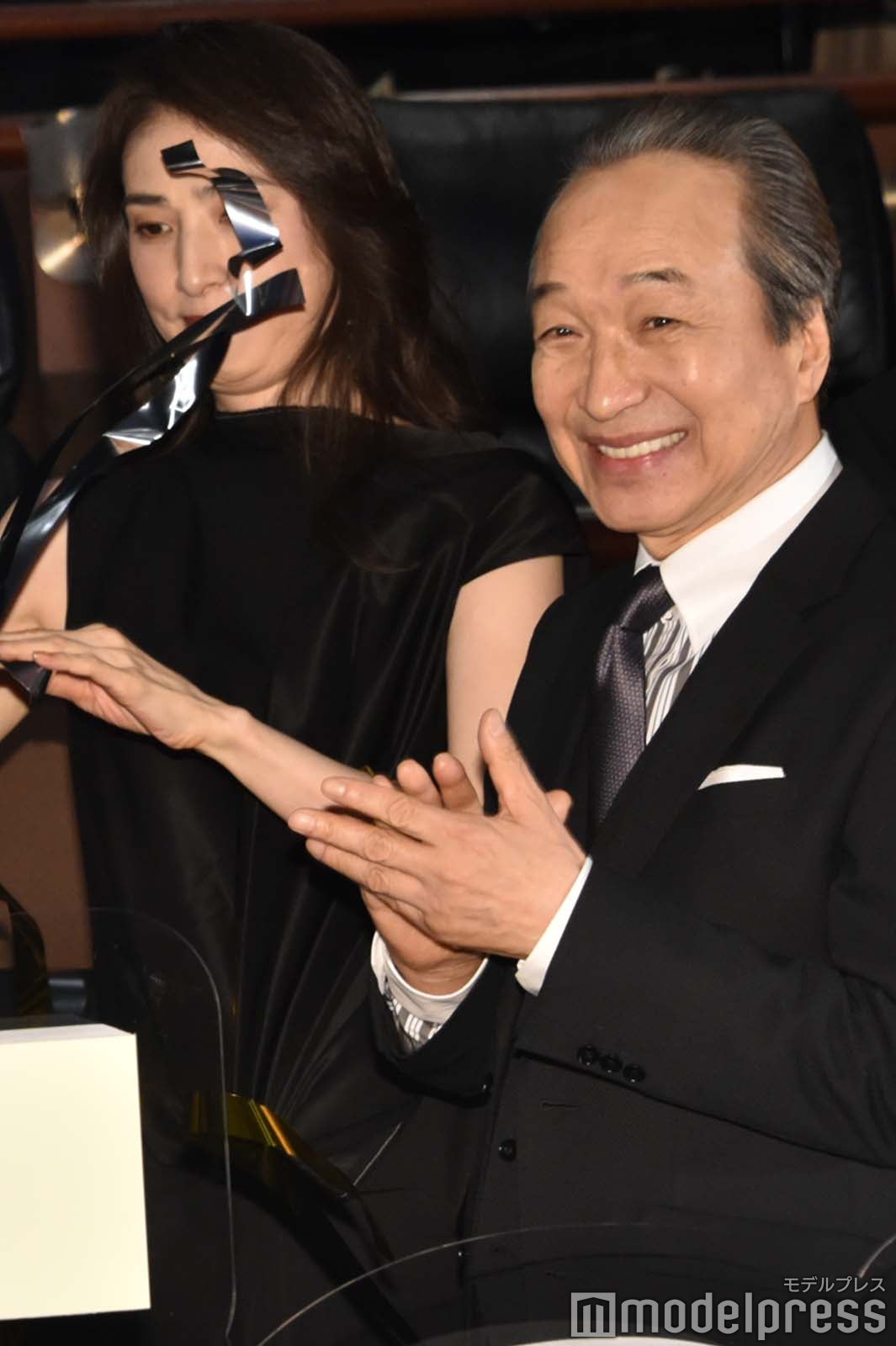 小日向文世の後ろで銀テープを取る天海祐希（C）モデルプレス