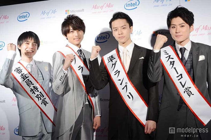 審査員特別賞の九州大学・副島和樹さん、グランプリの桜美林大学・根本拓夢さん、準グランプリの國學院大學・齋藤遼磨さん、ミスターコレ賞の関西大学・星元雄大さん