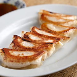 皮から手作りする、激ウマ「餃子」に箸がとまらない! 餃子マニアが本気で惚れた『餃子荘ムロ』