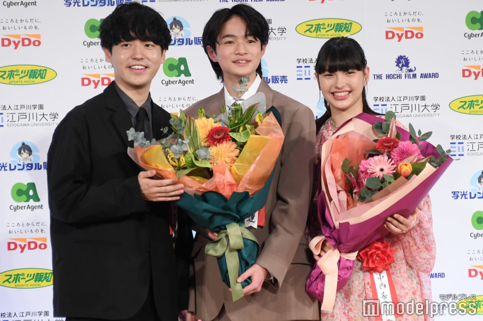 サプライズでお祝いに駆けつけた奥山大史監督、越山敬達、中西希亜良（C）モデルプレス