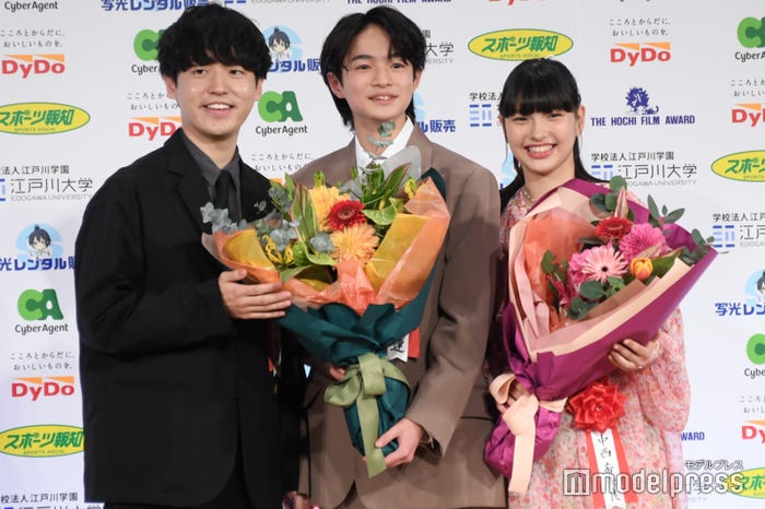 サプライズでお祝いに駆けつけた奥山大史監督、越山敬達、中西希亜良(C)モデルプレス