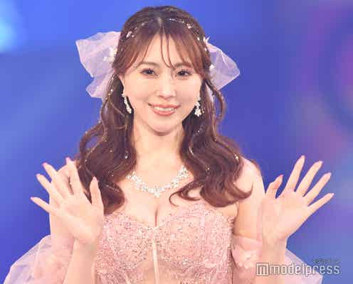 “1日限定”キャバ嬢が話題・森咲智美、人生初ランウェイ 美谷間くっきりドレスで吉村崇を誘惑?<札幌コレクション 2023 S/S>