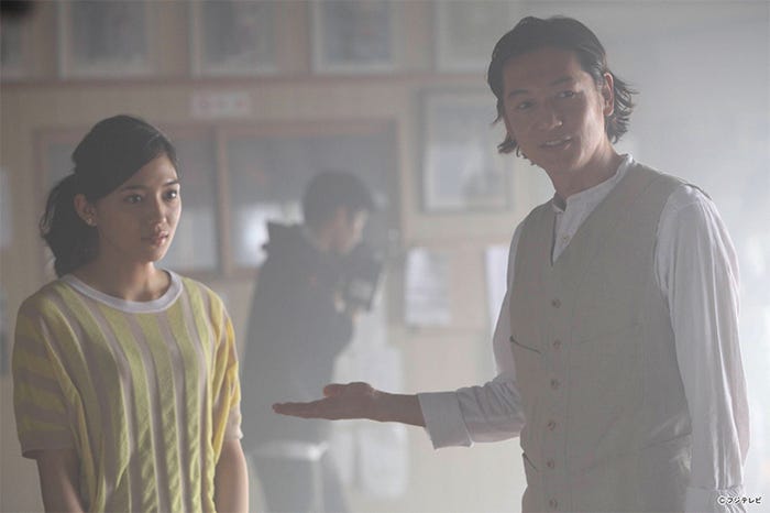 川口春奈、井浦新/ドラマ「探偵の探偵」第1話より