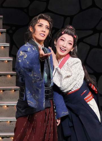 月組スター風間柚乃主演「稲妻開化譚」開幕 芝居巧者ぶり光る