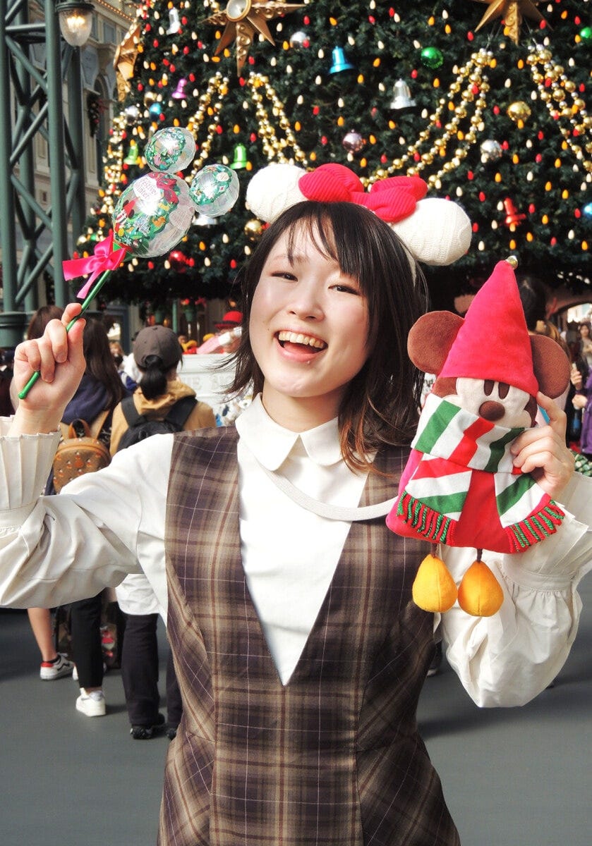 キュートなカチューシャ（2000円）と、リルリンリンのぬいぐるみ（4200円）、手持ちバルーン（700円）。もちろん両パークで買えます