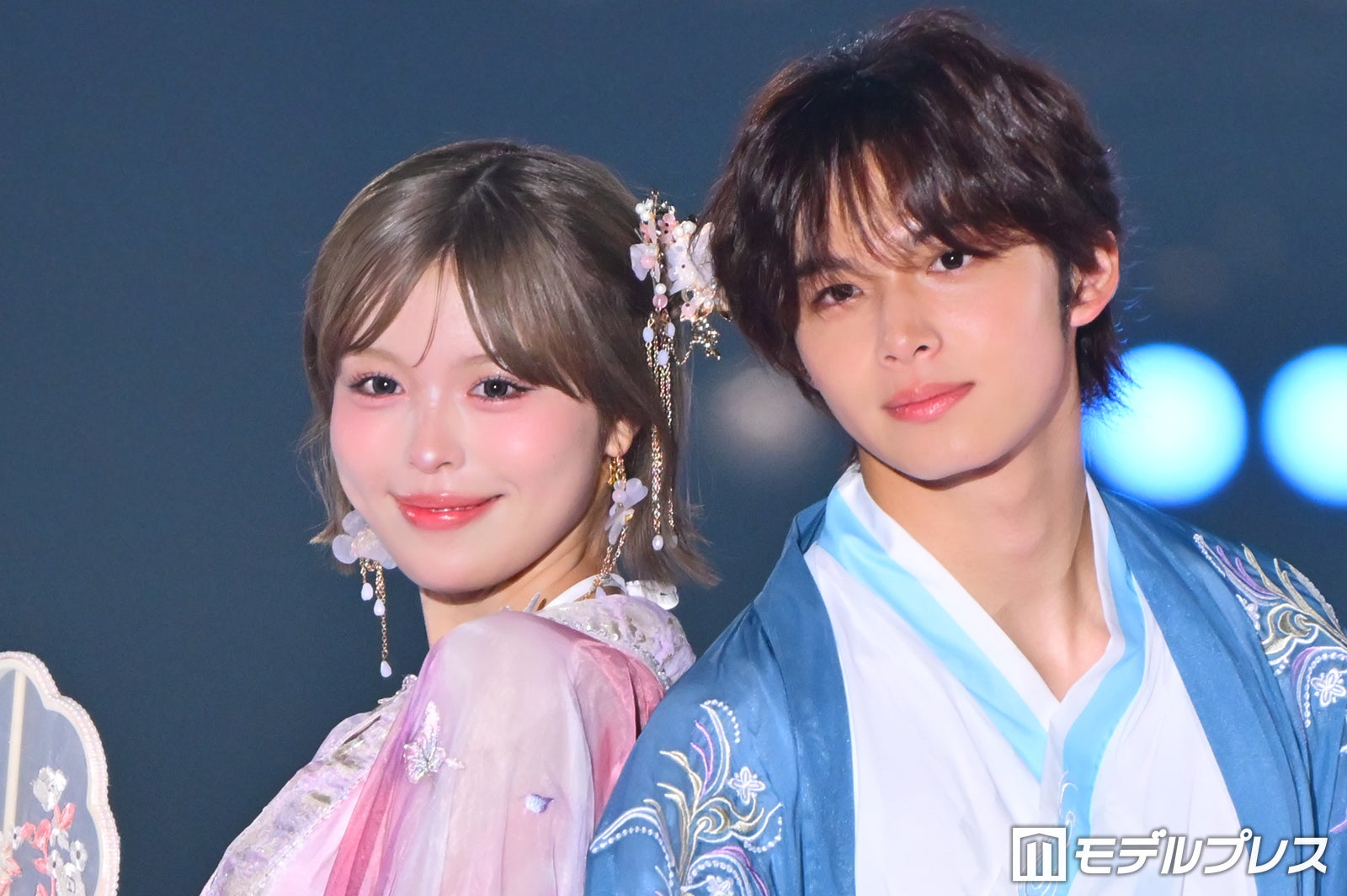 「今日好き」今井暖大＆おさき、姉弟仲良く背中合わせで密着「織姫と彦星みたい」「リンクコーデかわいい」【関コレ2026A/W】