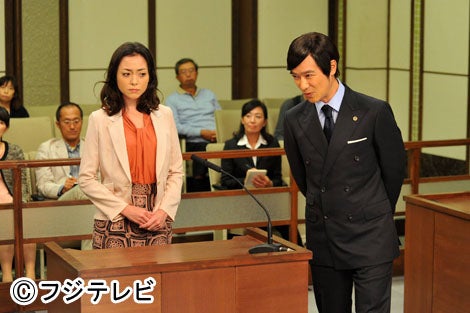 「リーガルハイ」に出演する（左より）美波、堺雅人