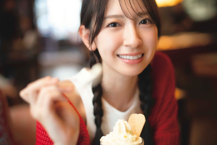 日向坂46金村美玖、“あーん”する彼女感あふれる赤ニット姿 2nd写真集先行カット第4弾解禁