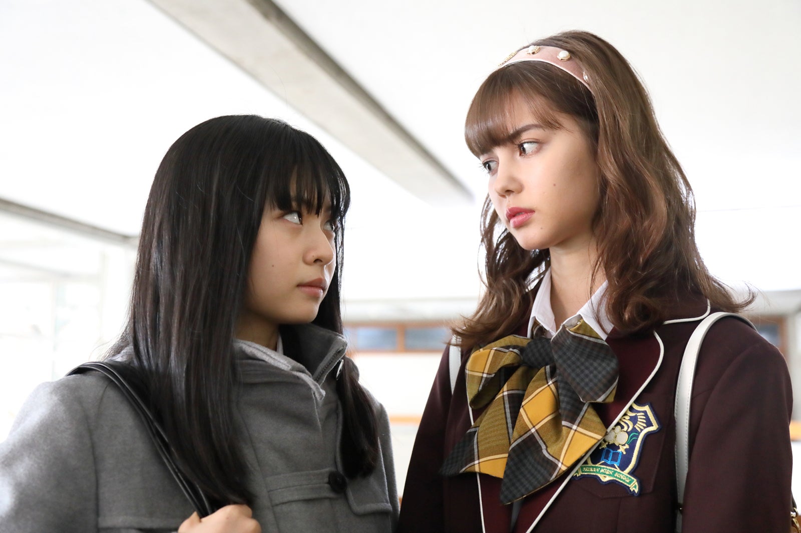 莉子、愛花／「ブラックシンデレラ」第1話より（C）AbemaTV,Inc.