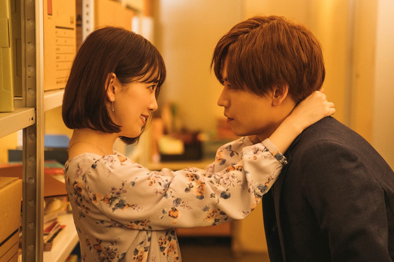 堀未央奈、岩岡徹（C）セモトちか／MIXER／集英社（C）「サレタガワのブルー」製作委員会・MBS